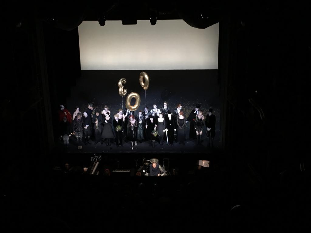 Eine goldene 300 und alle schwarzweißen Schauspieler auf der Bühne des Berliner Ensembles